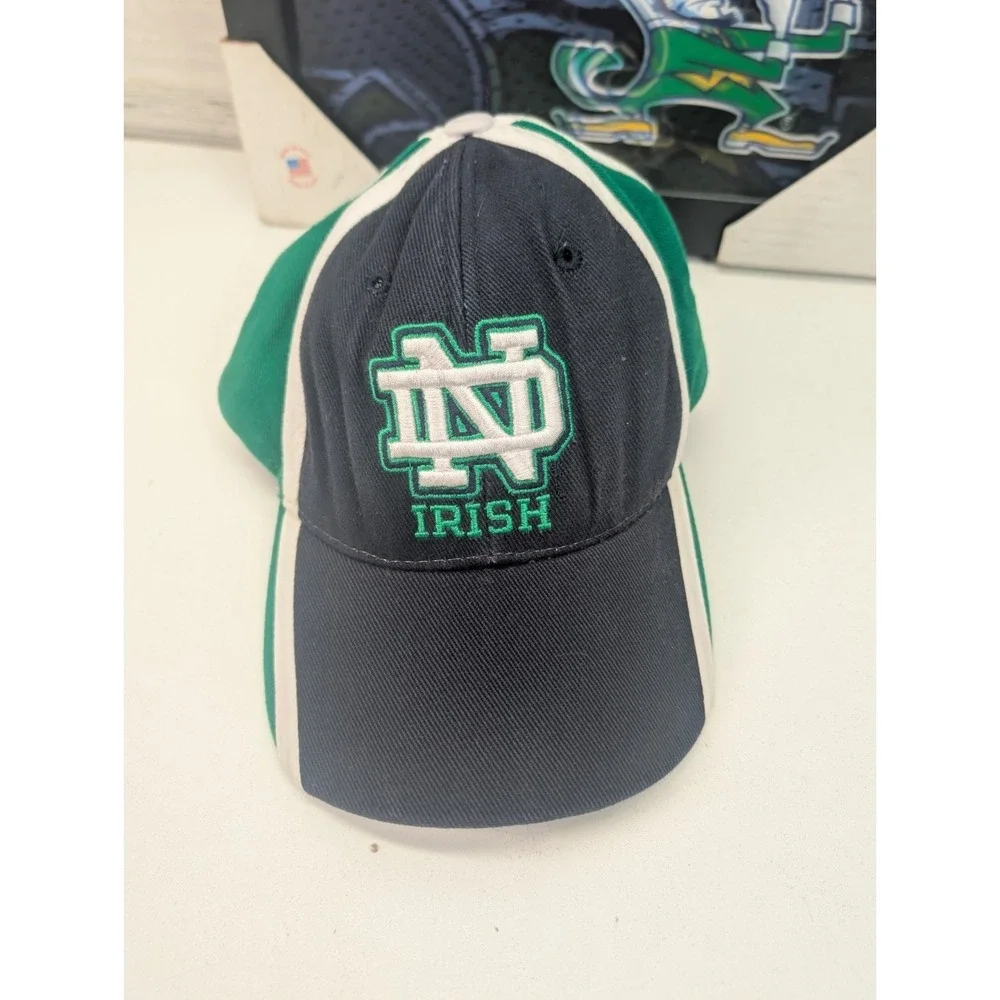Notre Dame Fighting Irish NCAA Wall Decor Plaque Sign w/ Notre Dame Hat‎ Bundle